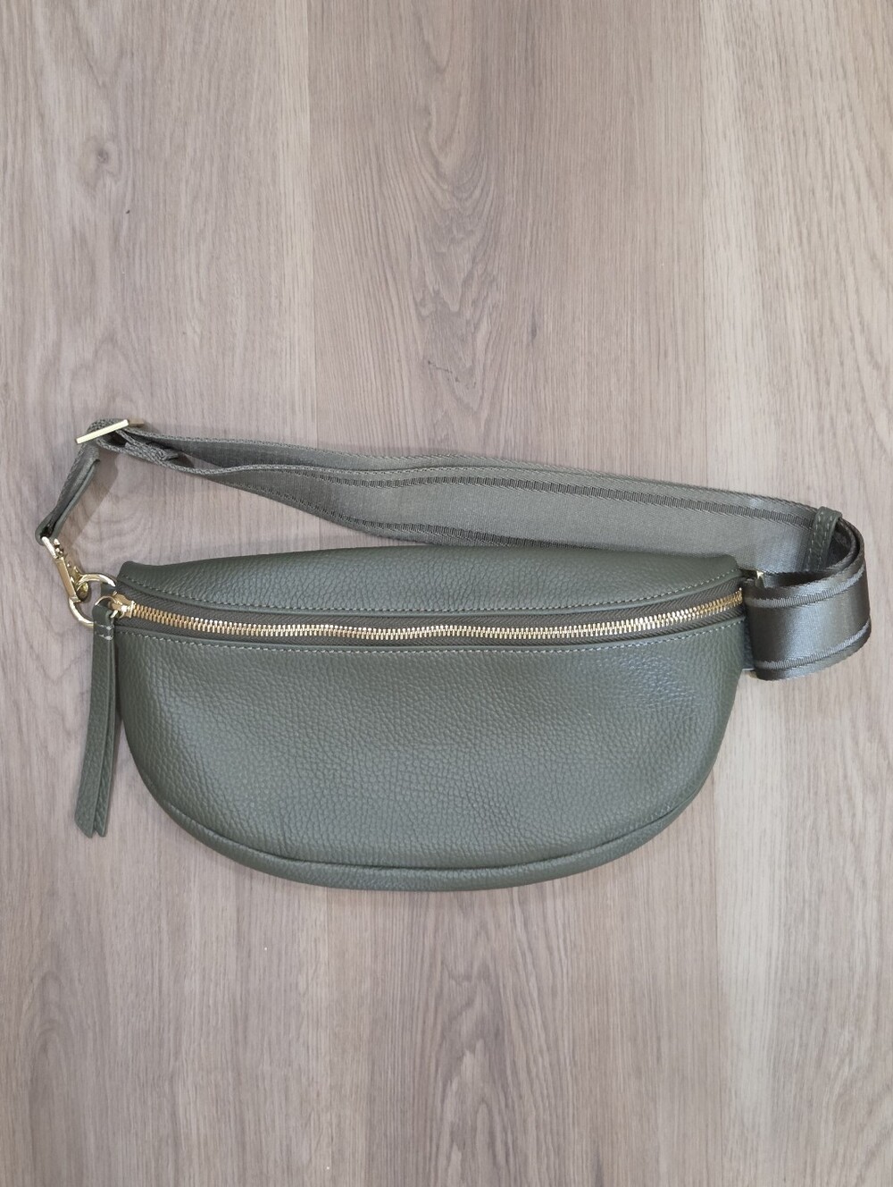 Quince Unisex Italian Pebbled Leather Sling Bag Olive Minimalist Quiet Luxury - Picture 4 of 11